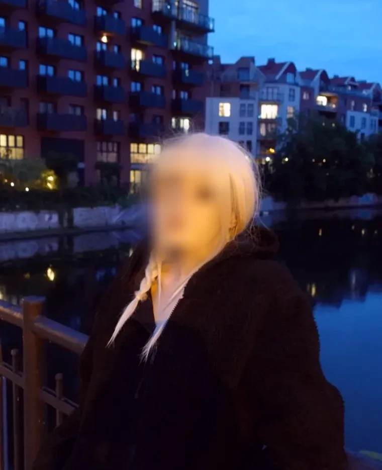 Mhairi, 22
